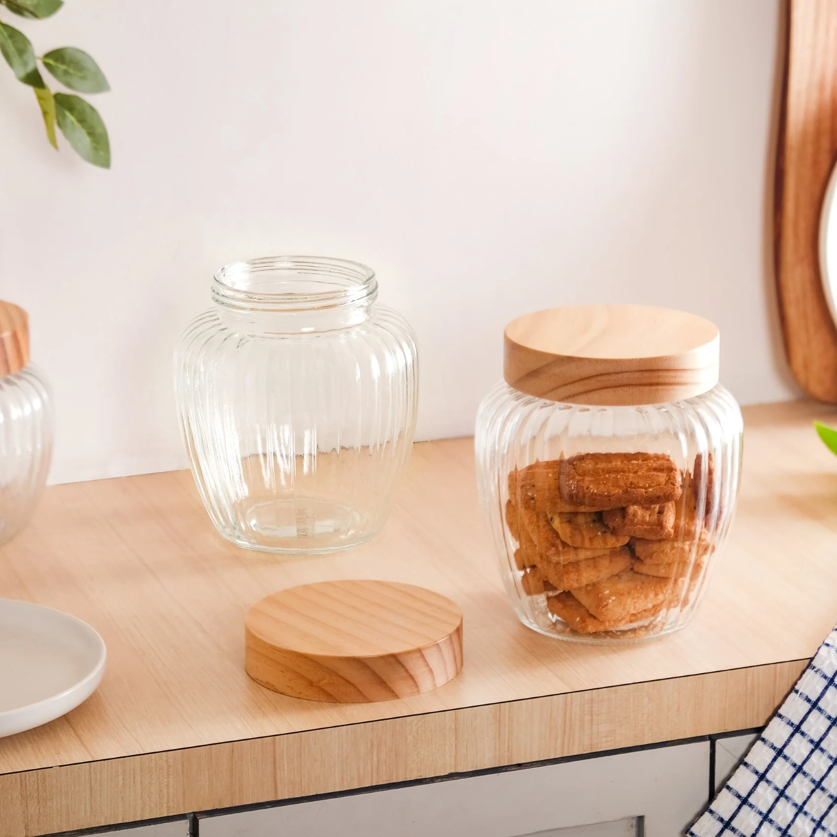 Glass Storage Jars Set of 2 With Wooden Lid 2200ml - Image 3