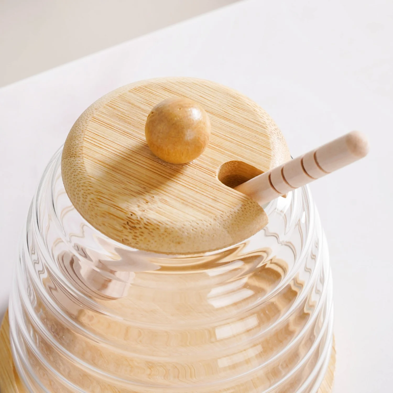 Hive Glass Honey Jar With Wooden Dipper Lid And Tray 480ml - Image 8