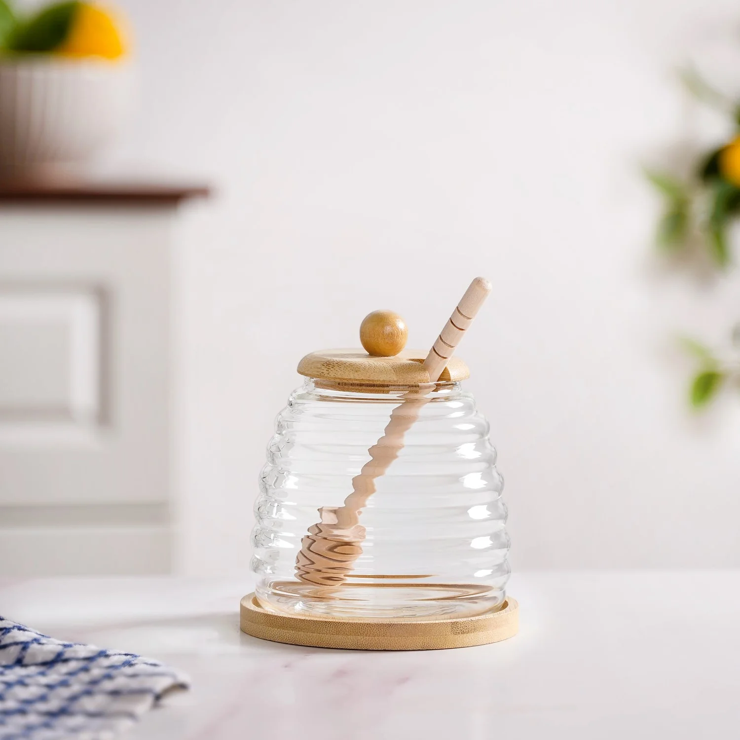 Hive Glass Honey Jar With Wooden Dipper Lid And Tray 480ml - Image 9