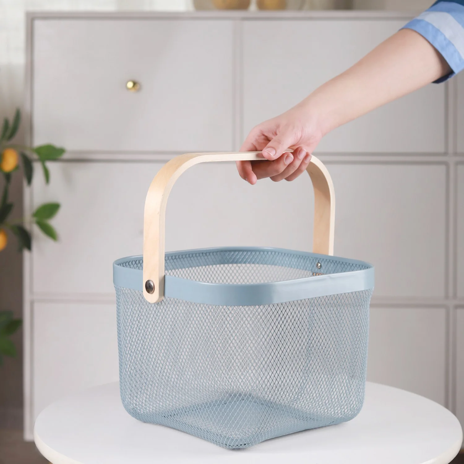 Metal Mesh Fruit Basket With Handle - Image 4