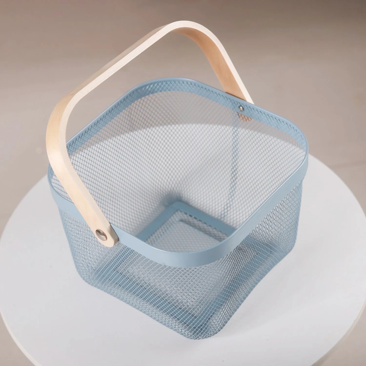 Metal Mesh Fruit Basket With Handle - Image 5