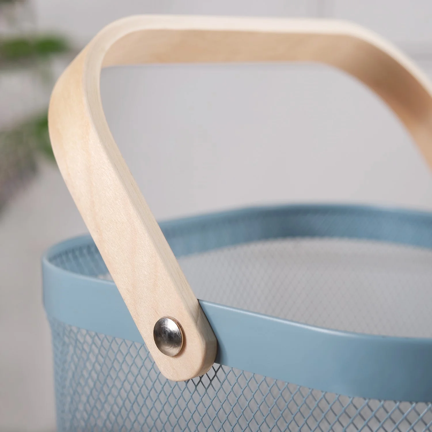 Metal Mesh Fruit Basket With Handle - Image 8